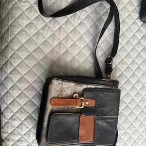 Stylish Black Crossbody Bag with Quilted Design